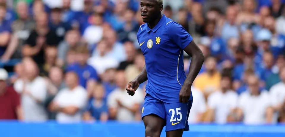 Jugador del Chelsea corriendo en el campo