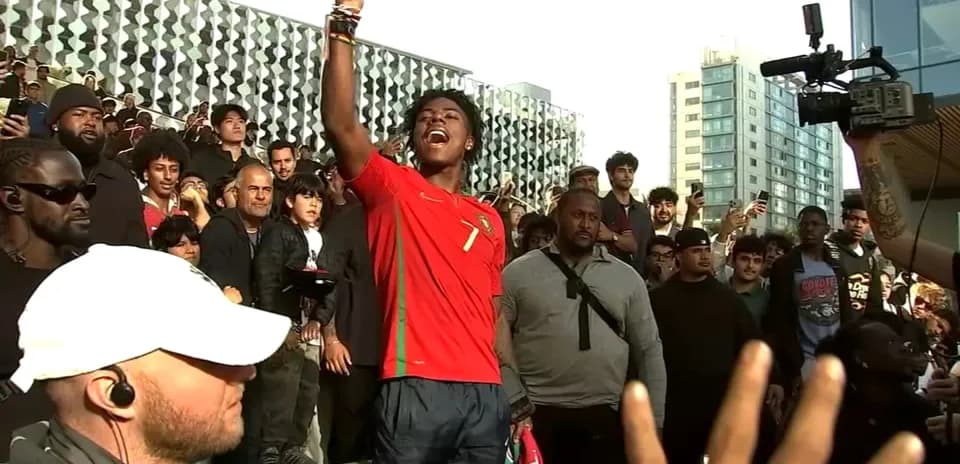 Joven animando a la multitud con camiseta de Portugal