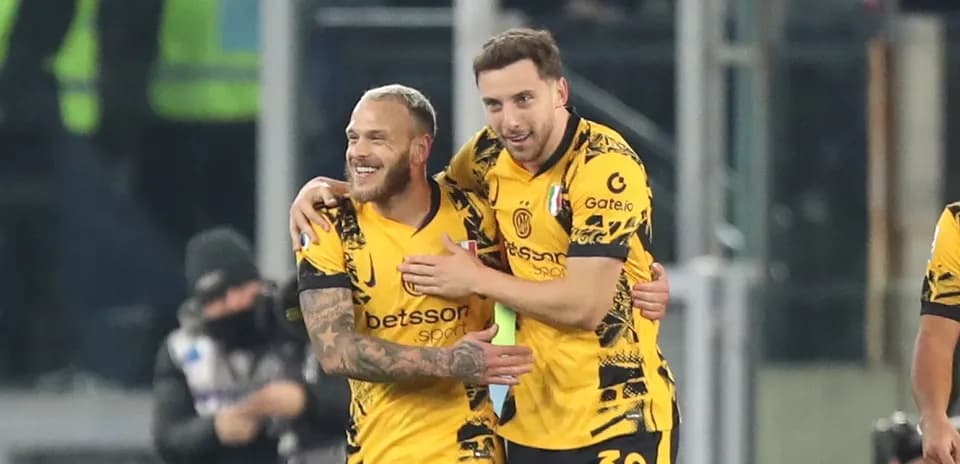 Jugadores abrazándose tras anotar un gol