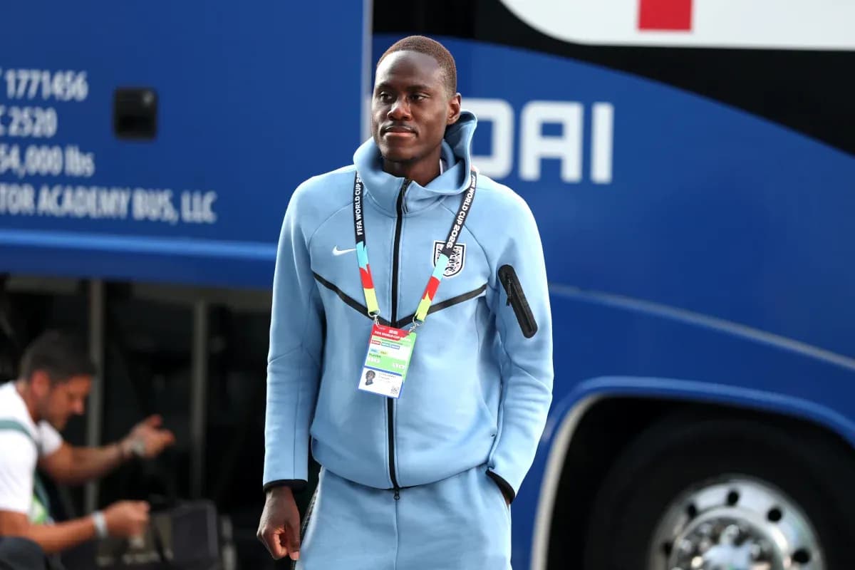 Jugador llegando al autobús antes del partido