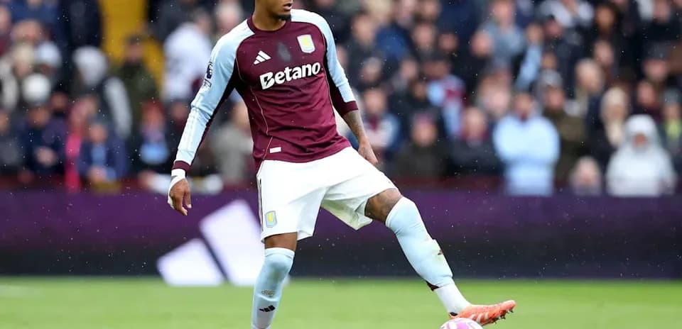 Jugador de Aston Villa controla el balón en el campo