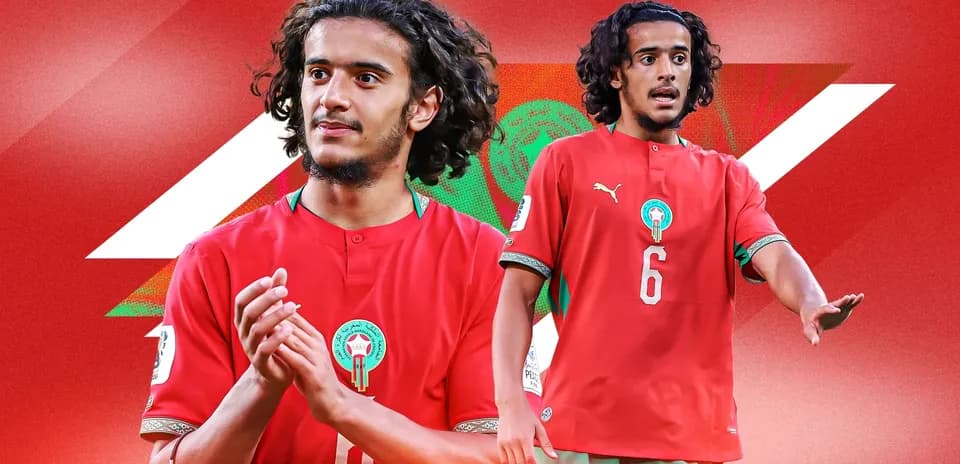 Jugador de Marruecos en uniforme rojo durante un partido