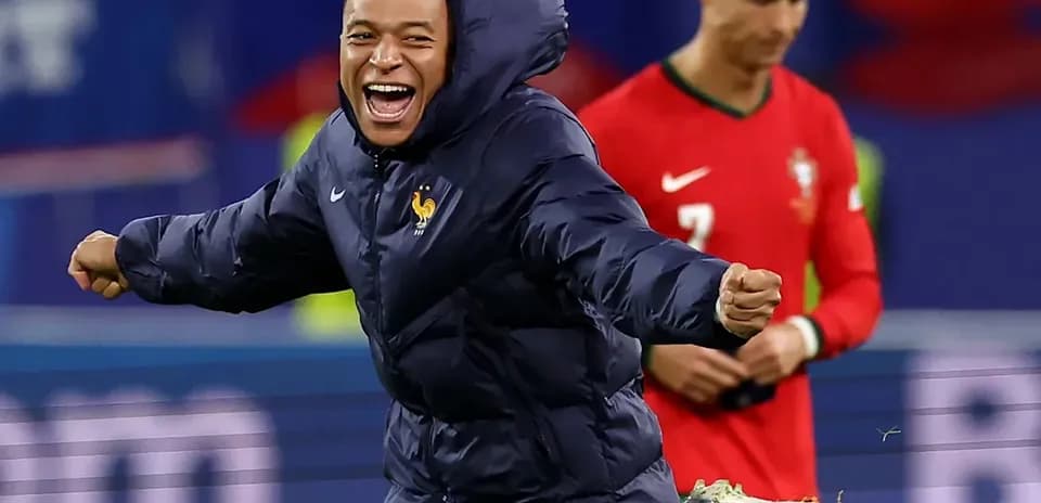 Jugador celebrando con abrigo en el campo