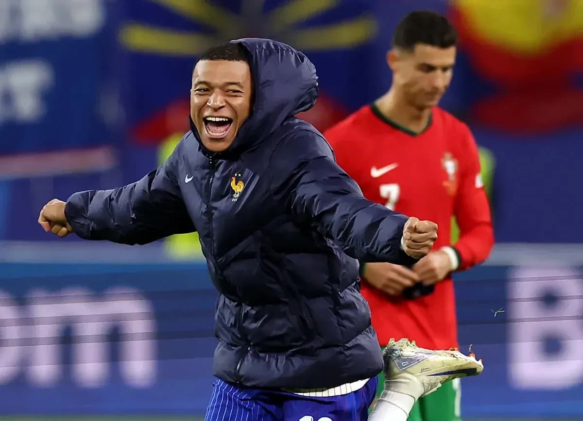 Jugador celebrando con abrigo en el campo