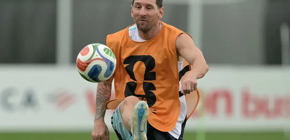 Jugador entrenando y controlando el balón en sesión