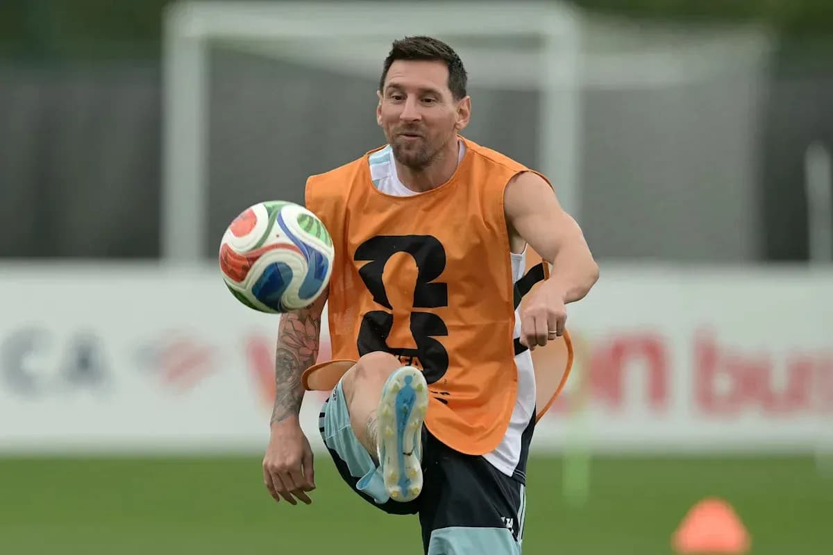 Jugador entrenando y controlando el balón en sesión