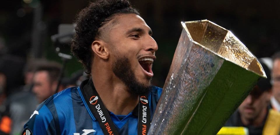Jugador celebrando con el trofeo de la Europa League