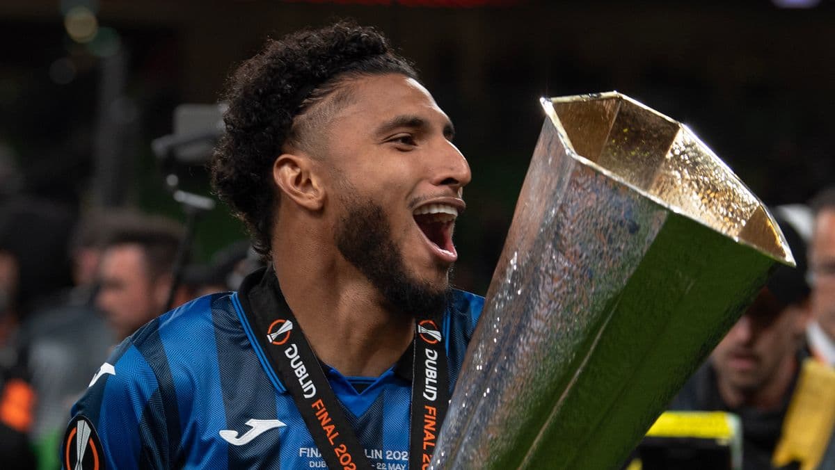 Jugador celebrando con el trofeo de la Europa League