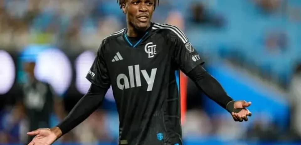 Jugador de CF Montreal gesticulando en el campo