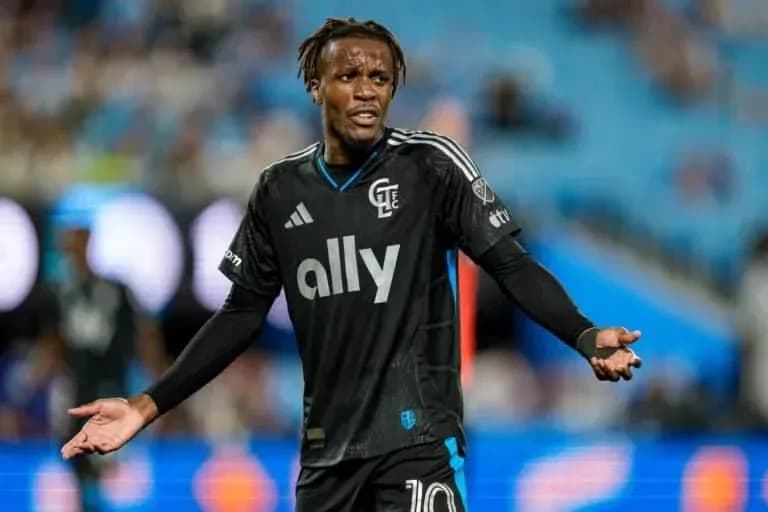 Jugador de CF Montreal gesticulando en el campo