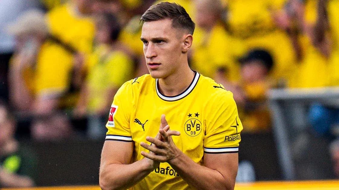 Jugador de Borussia Dortmund aplaudiendo en el estadio