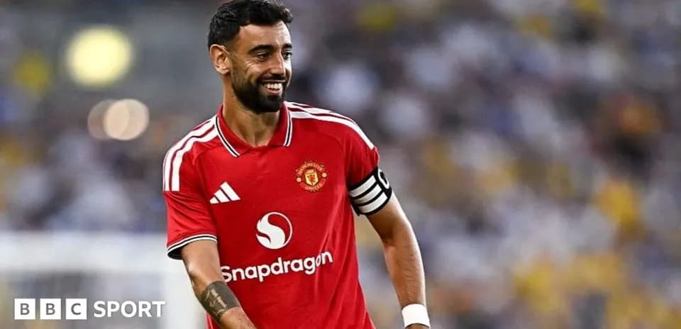Bruno Fernandes sonríe con camiseta de Manchester United