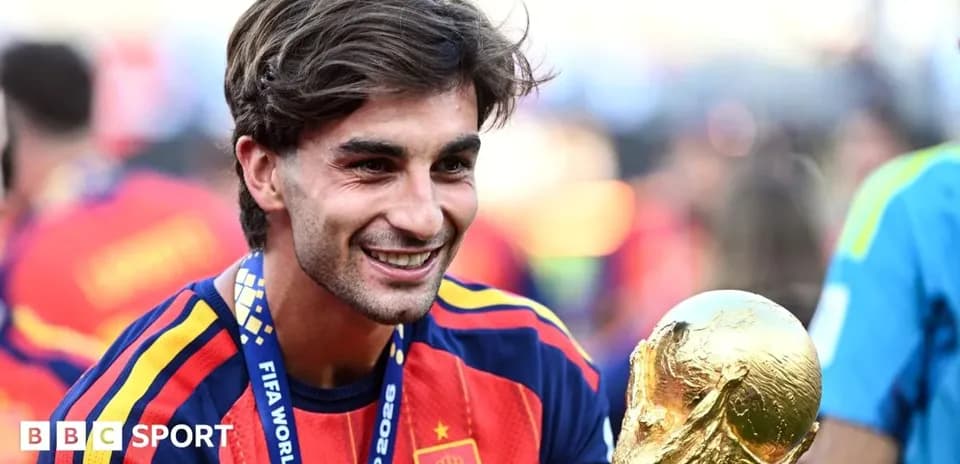 Jugador sosteniendo el trofeo de la Copa Mundial
