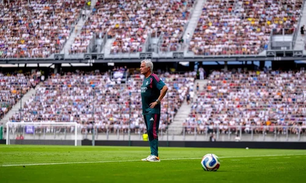 Entrenador de pie en la línea de banda durante el partido
