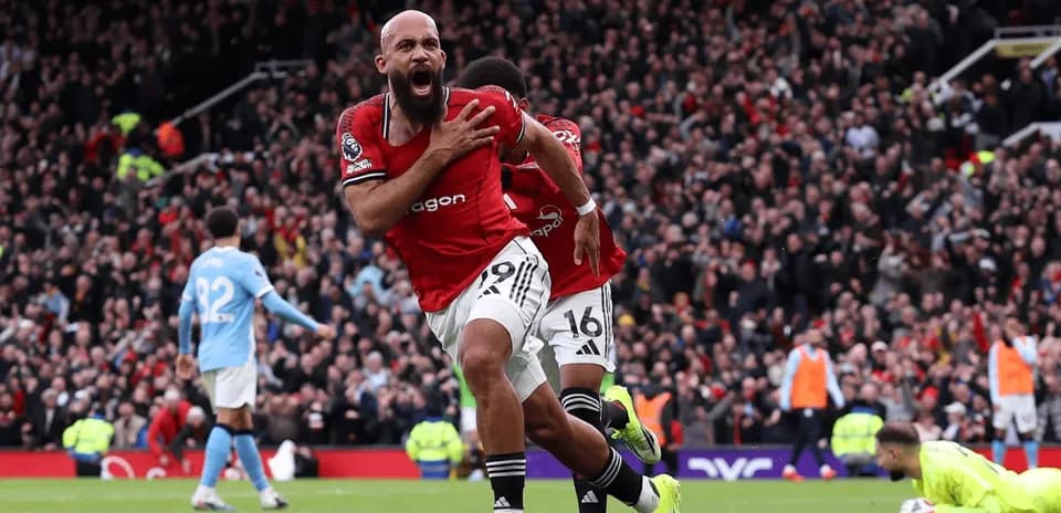 Jugador celebra un gol en el derbi de Manchester