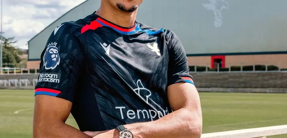 Jugador posando en el campo de entrenamiento