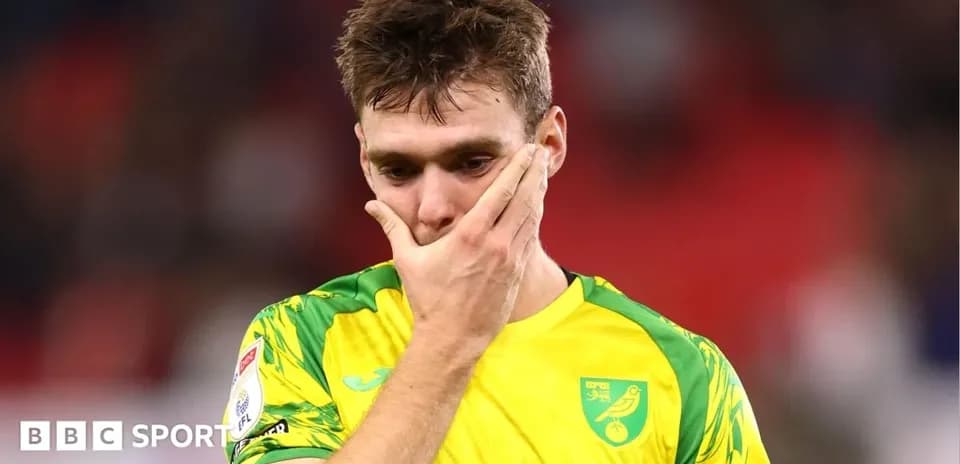 Jugador de Norwich City con expresión preocupada en el campo
