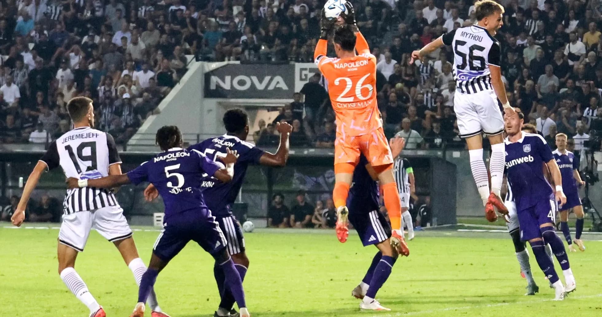 Portero atrapando el balón en un partido