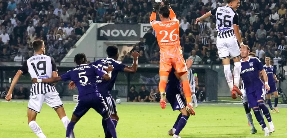 Portero atrapando el balón en un partido