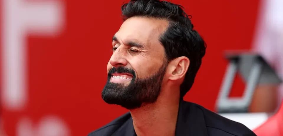 Hombre sonriendo en el banquillo deportivo
