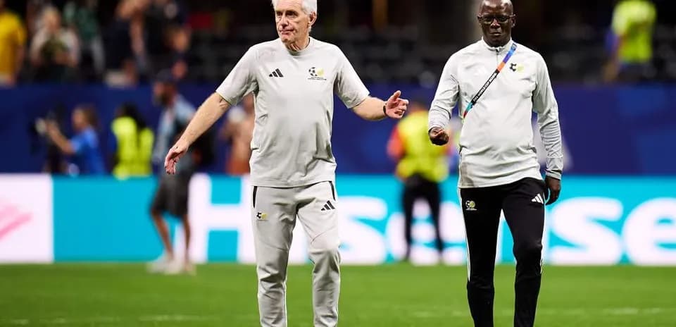 Entrenadores caminando en el campo de fútbol