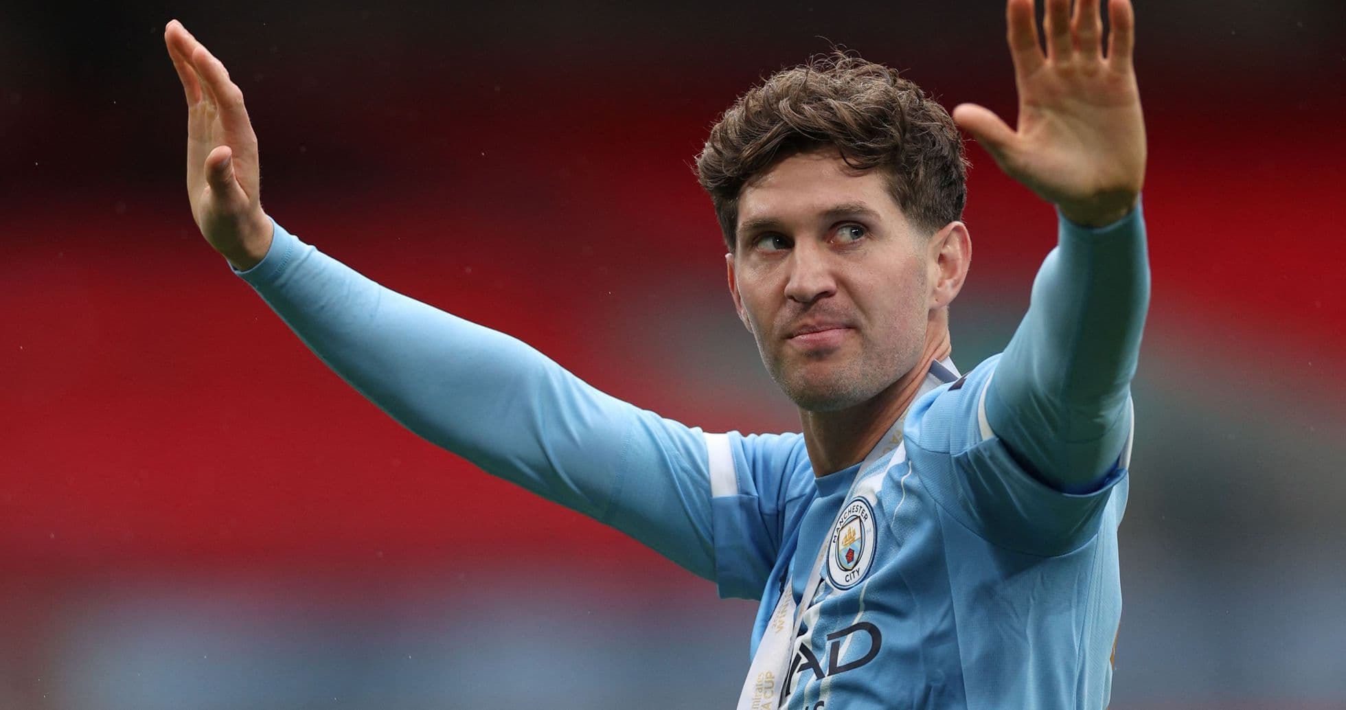 Jugador saludando con camiseta de Manchester City