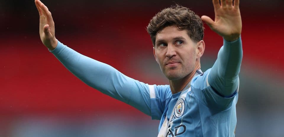 Jugador saludando con camiseta de Manchester City
