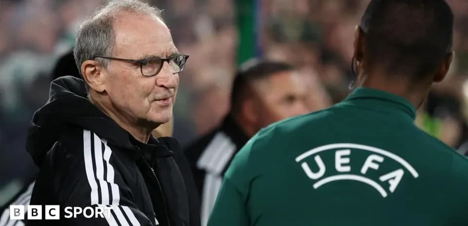 Entrenador conversando con oficial de UEFA en partido