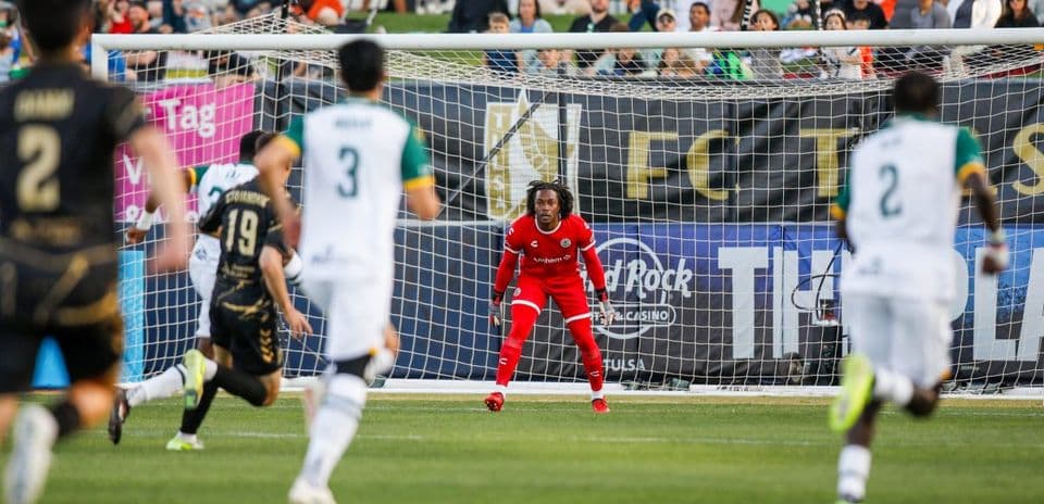 Portero listo para un tiro penal en el partido