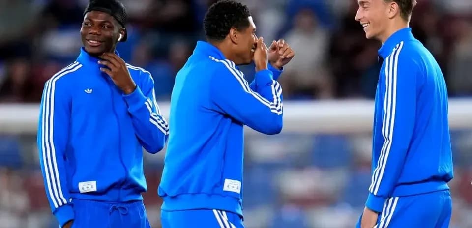 Tres jugadores en calentamiento antes del partido