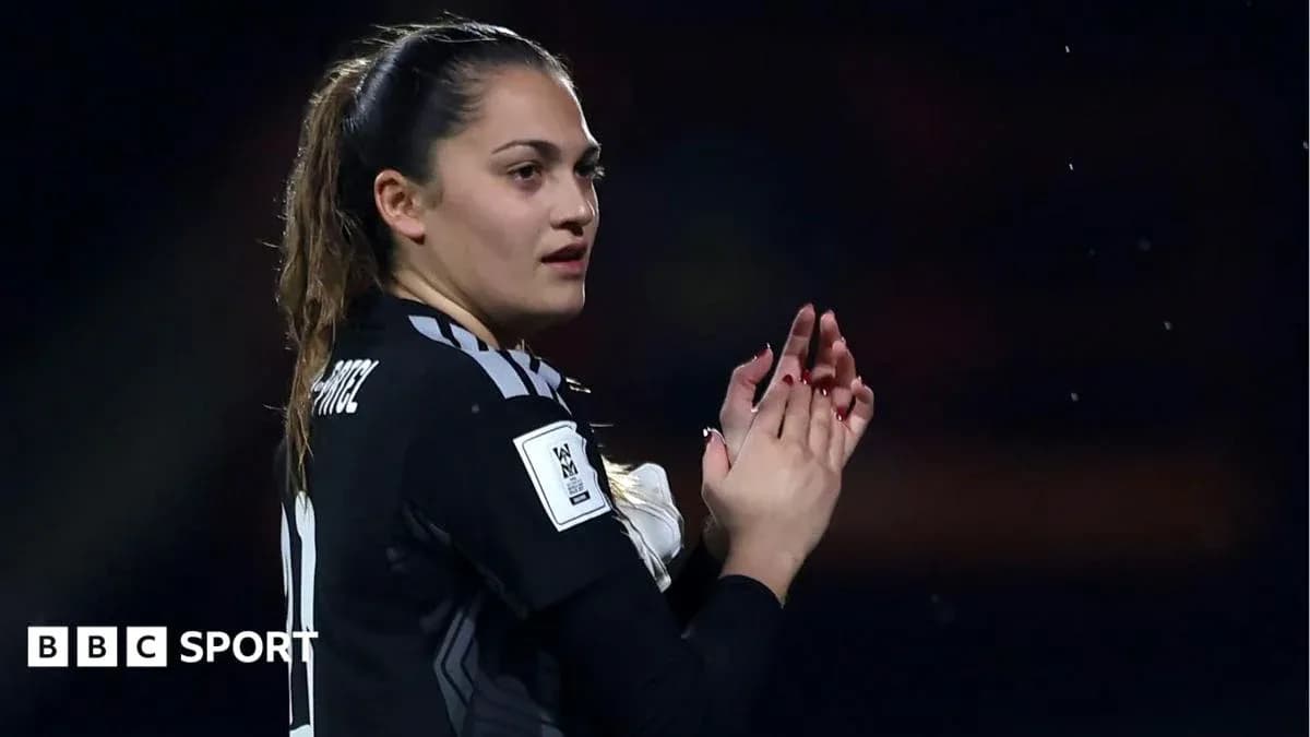 Portera aplaudiendo durante un partido de fútbol