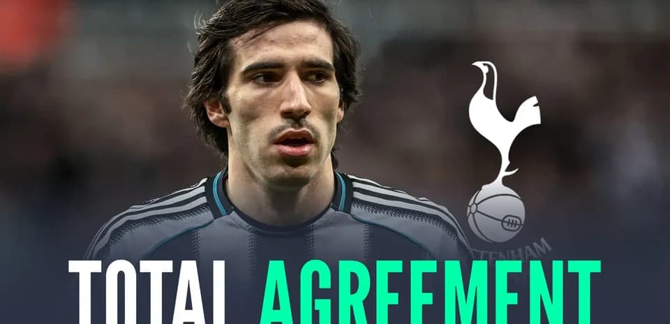 Jugador con camiseta de equipo y logo de Tottenham