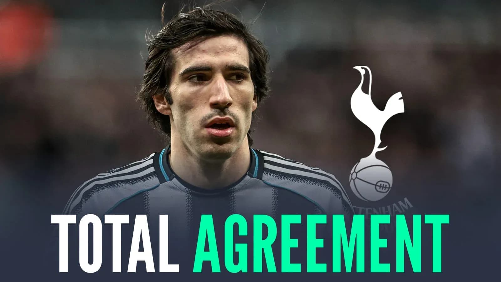 Jugador con camiseta de equipo y logo de Tottenham