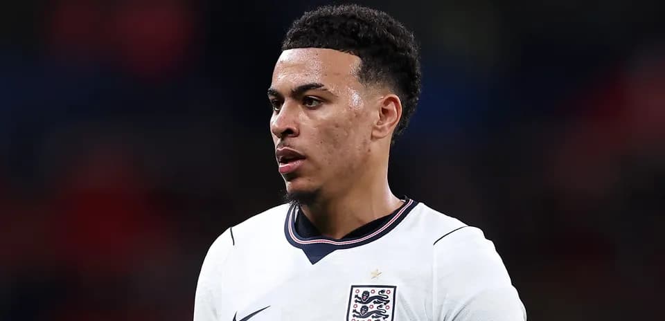 Jugador de Inglaterra en partido de fútbol