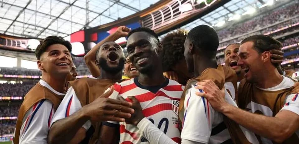 Jugadores de EE. UU. celebrando un gol en el partido