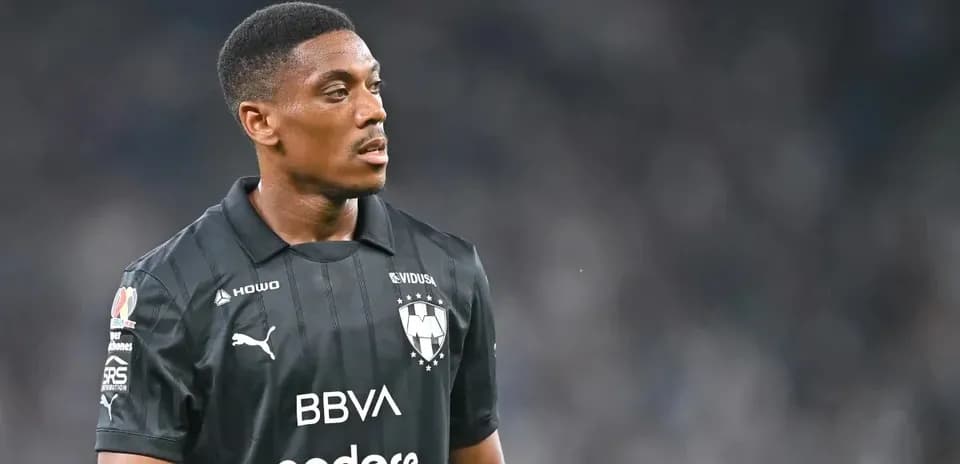 Jugador de Monterrey en uniforme negro durante partido