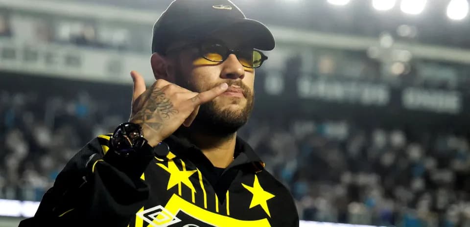Persona con gorra y gafas, haciendo un gesto
