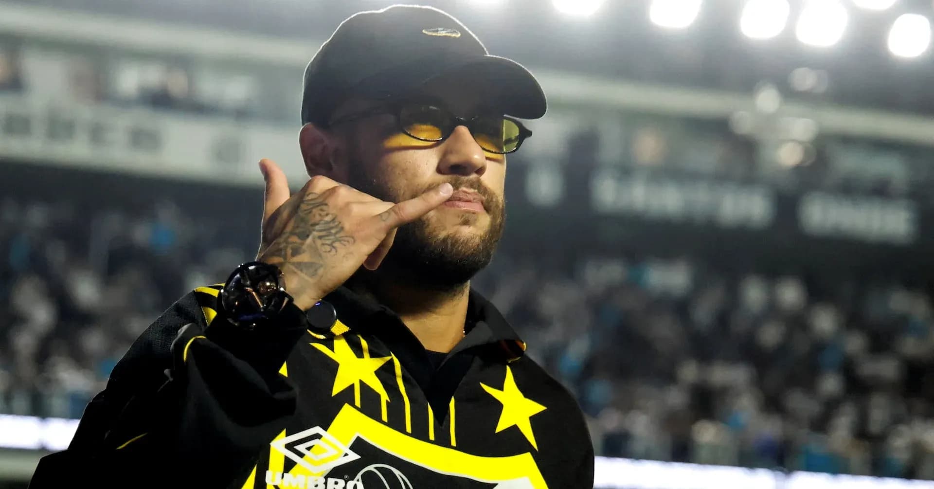 Persona con gorra y gafas, haciendo un gesto