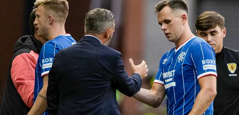 Jugadores de Rangers saludando al entrenador tras el partido