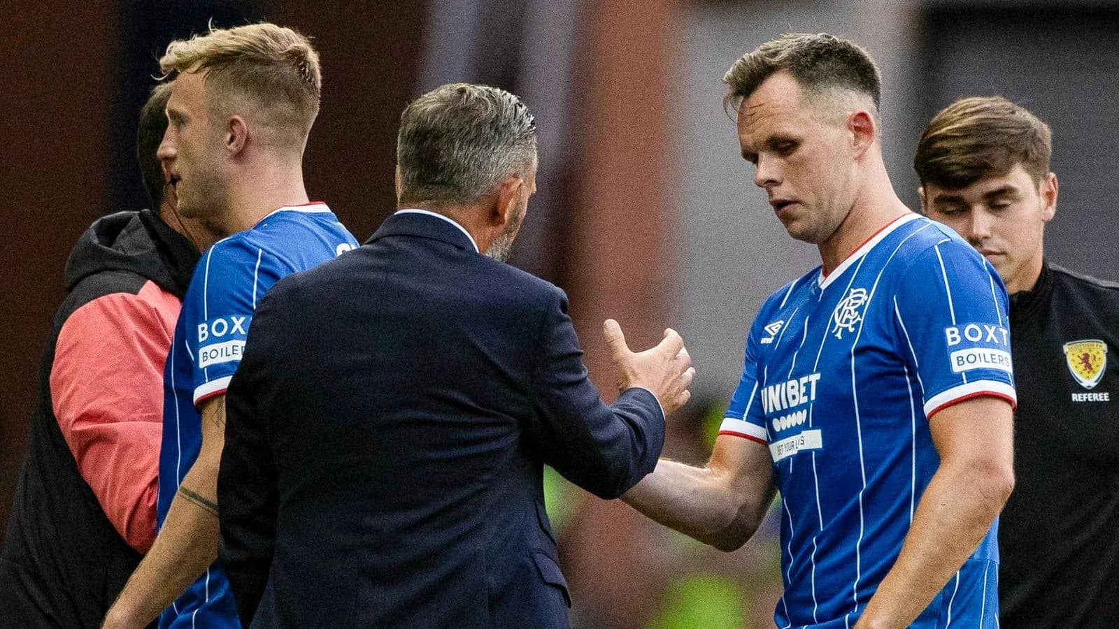 Jugadores de Rangers saludando al entrenador tras el partido
