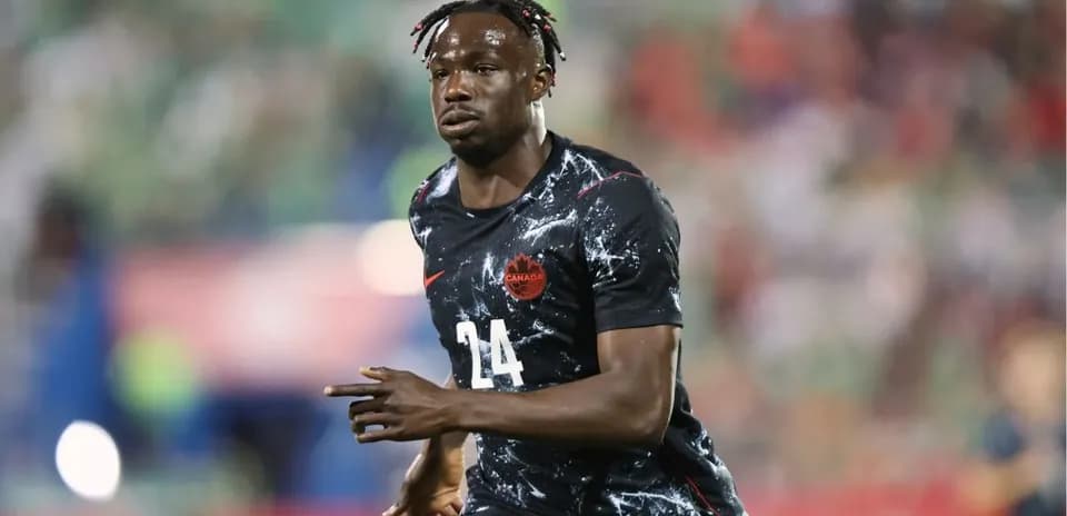 Jugador de Canadá corriendo en partido de fútbol