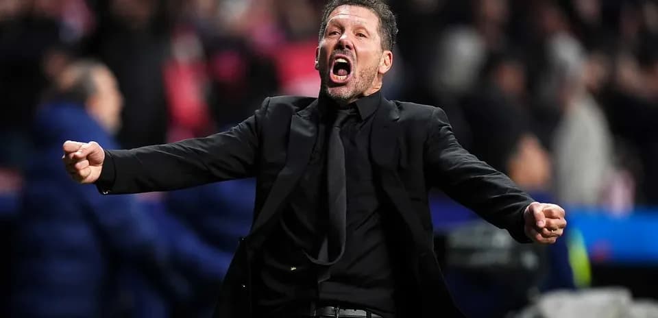 Entrenador celebrando durante un partido de fútbol