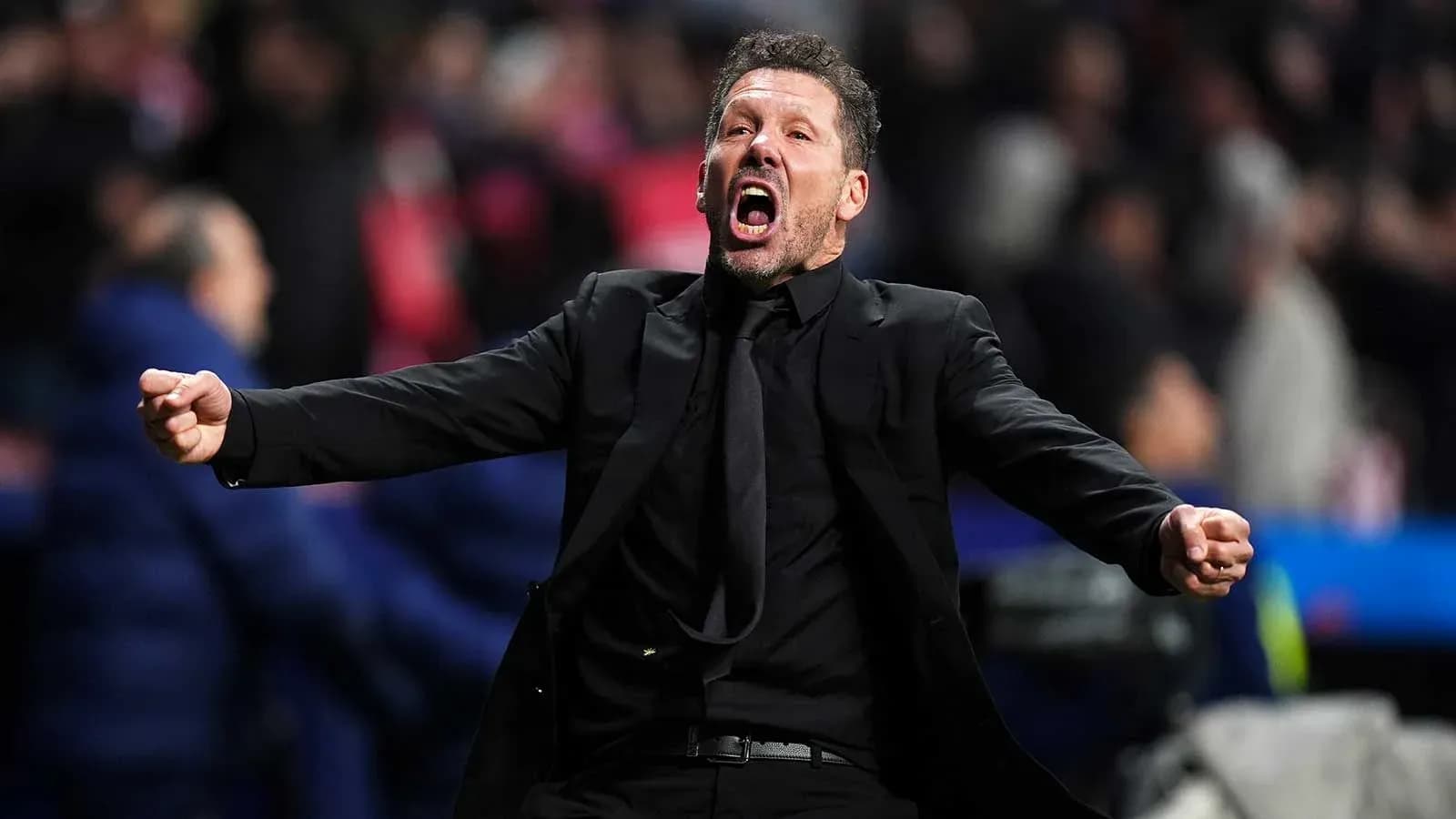 Entrenador celebrando durante un partido de fútbol