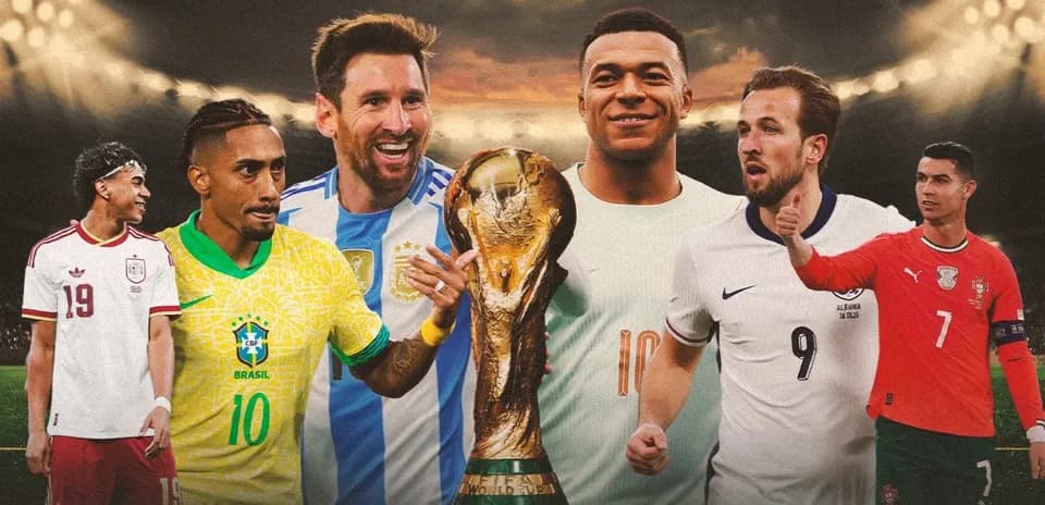 Jugadores de fútbol sosteniendo la Copa del Mundo