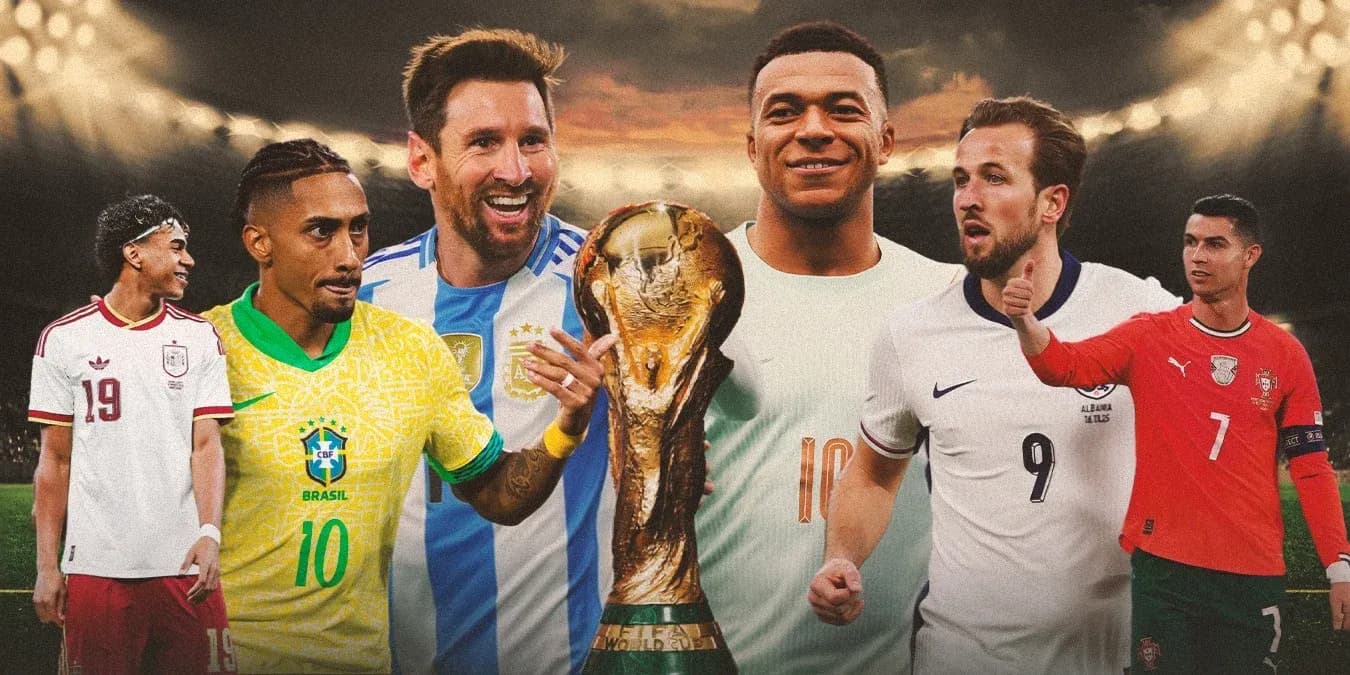Jugadores de fútbol sosteniendo la Copa del Mundo
