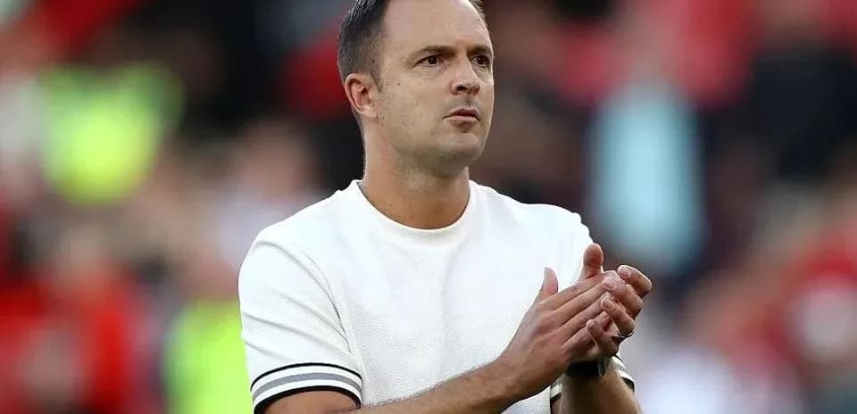 Entrenador aplaudiendo en el campo de juego
