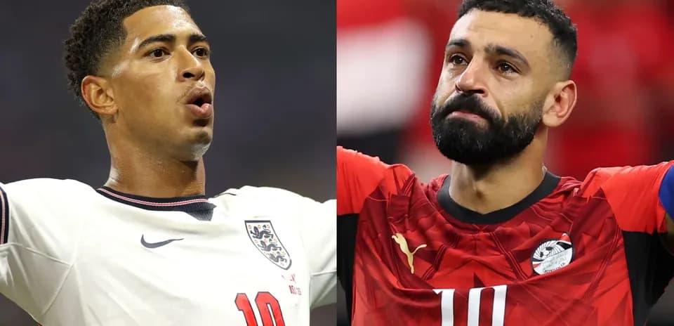 Jugadores de Inglaterra y Egipto en partido de fútbol