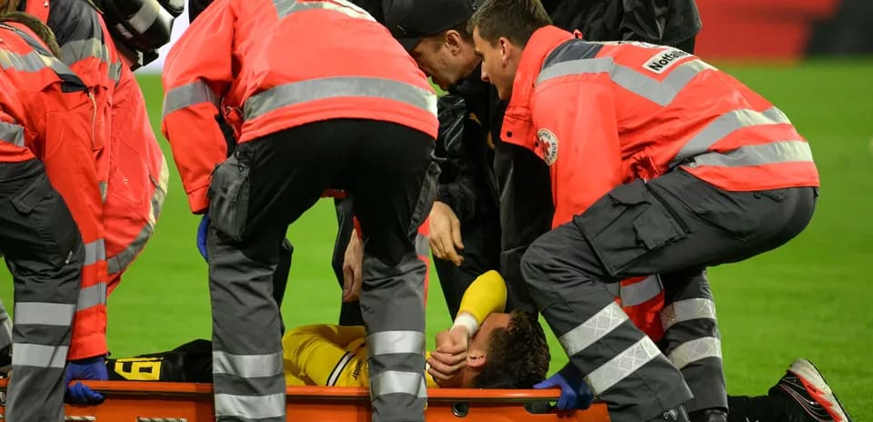 Paramédicos atendiendo a un jugador en el campo