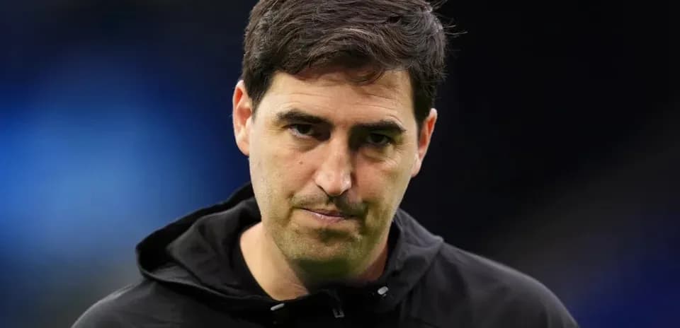 Entrenador en conferencia de prensa tras el partido