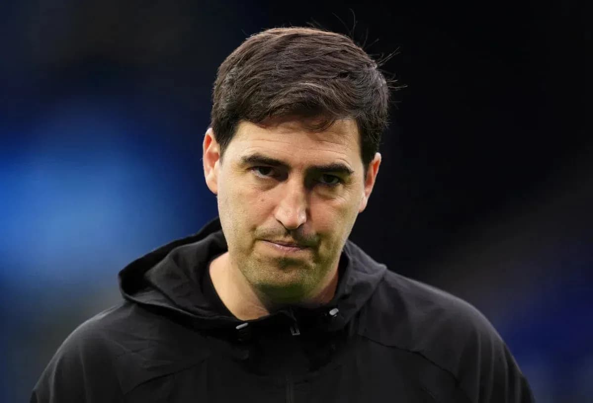 Entrenador en conferencia de prensa tras el partido